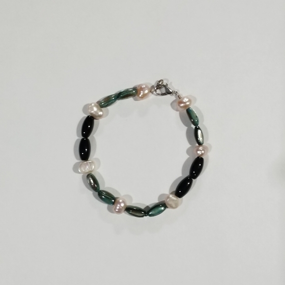 Pearl, Onyx and Shell Necklace with matching earrings and bracelet. Handmade. - Picture 6 of 7